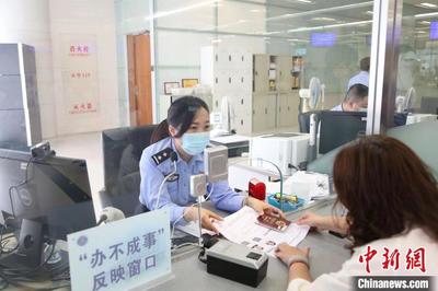 上海公安出入境部门服务升级，高效受理证件超200万证次