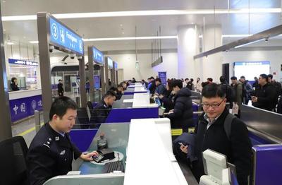 武汉出入境边防检查站全力备战 保障元旦假期口岸通关安全高效顺畅